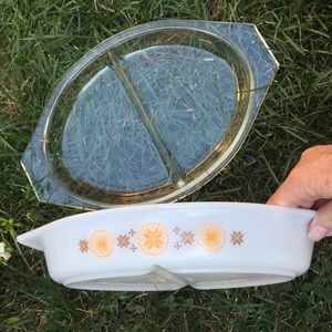 Pyrex Town & Country 1 1/2 Qrt Divided Dish w/Lid